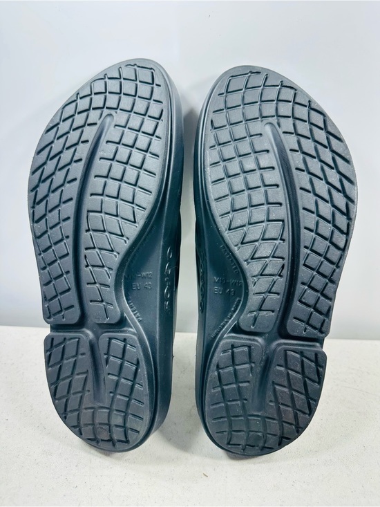 OOFOS OOriginal recovery sandals in black, size M10.W12